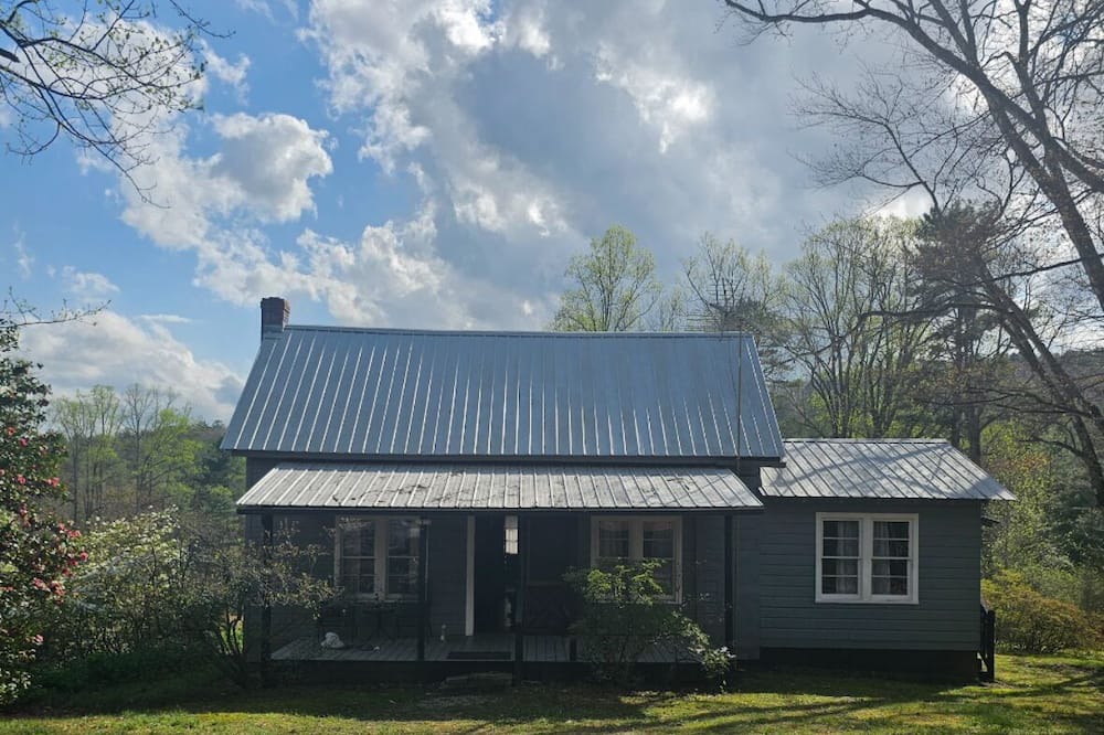 Mountain Rest House | Charming 3-bedroom house in peaceful Mountain Rest with AC, WiFi