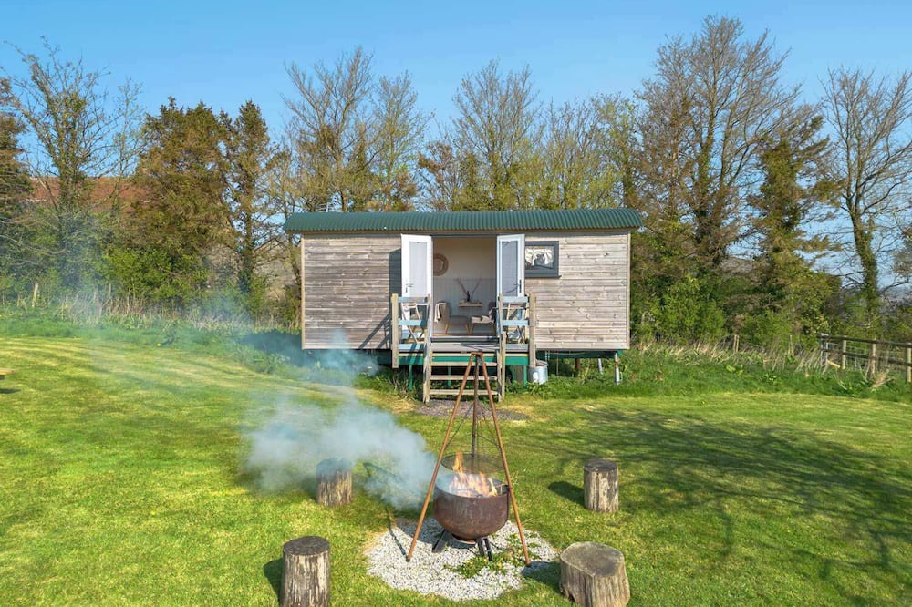 East Portlemouth Apartment | Orchard Hut - Camping Available with onsite Beauty Spa