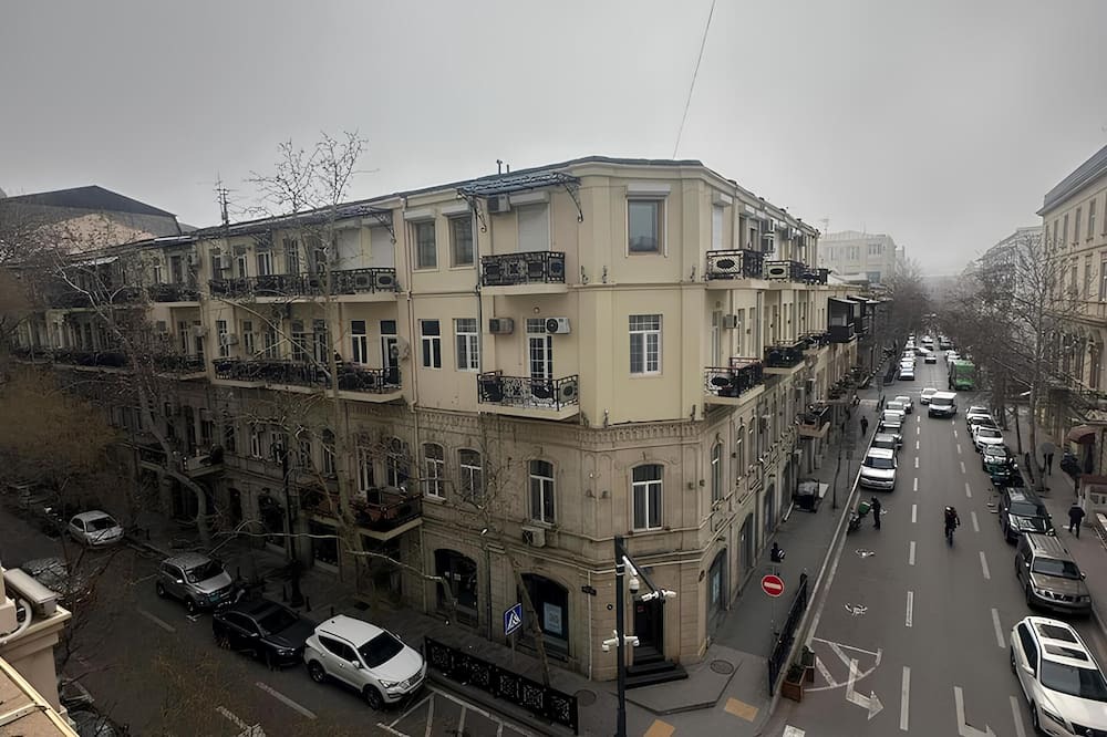 Nasimi Apartment | Spacious 3-bedroom apartment with WiFi, AC in marvelous Baku