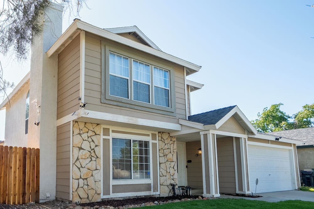 Lancaster House | Spacious 4-bedroom house with WiFi and AC in Lancaster