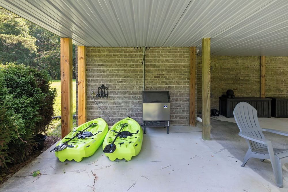 Double Springs House | Welcome to The Lazy Buoy, a peaceful getaway nestled on the shores of Smith Lake