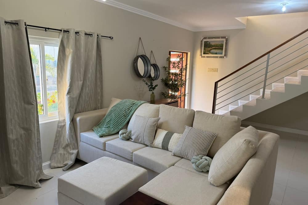 Ocho Rios House | 3-bedroom townhome in amazing Ocho Rios with Pool access, Private Gazebo,Balcony