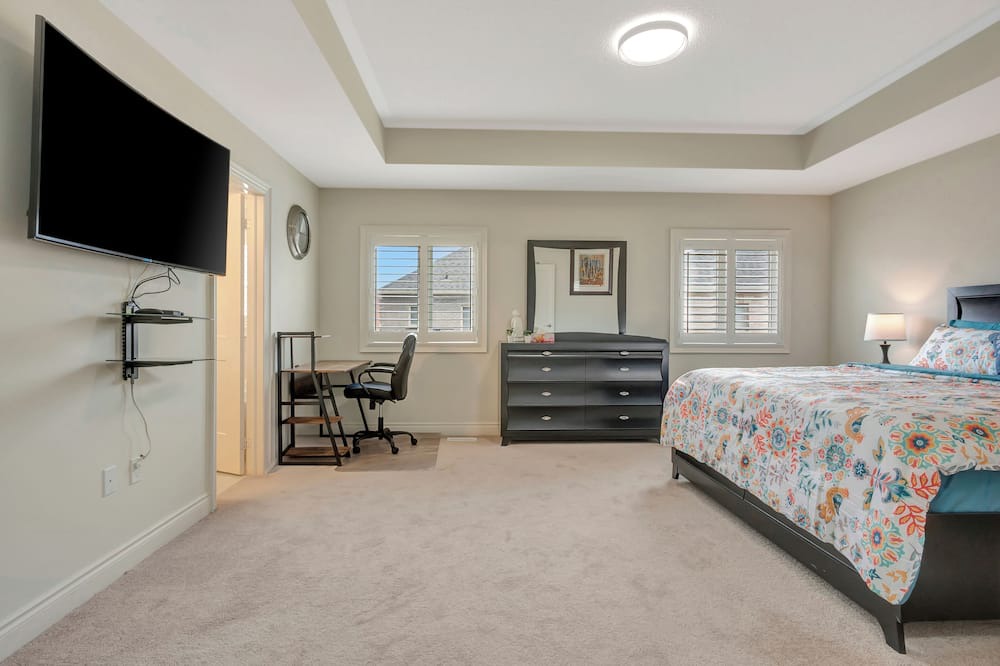 Stouffville House | Luxurious Master guest suite w/office space in Stouffville, Canada