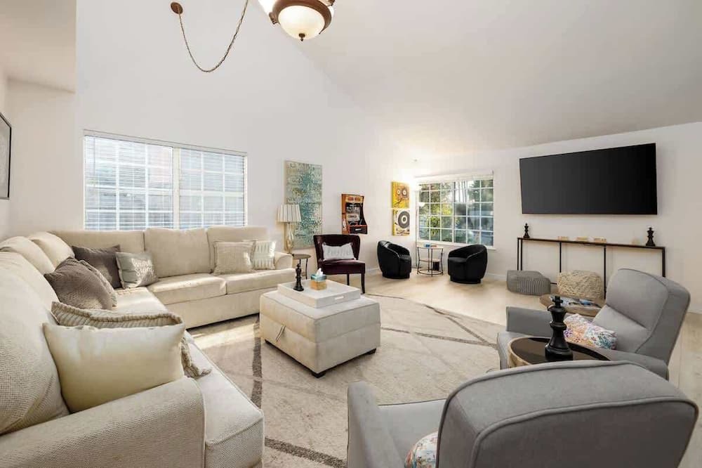 Rancho Bernardo House | 5 Bedroom Home With Firepit