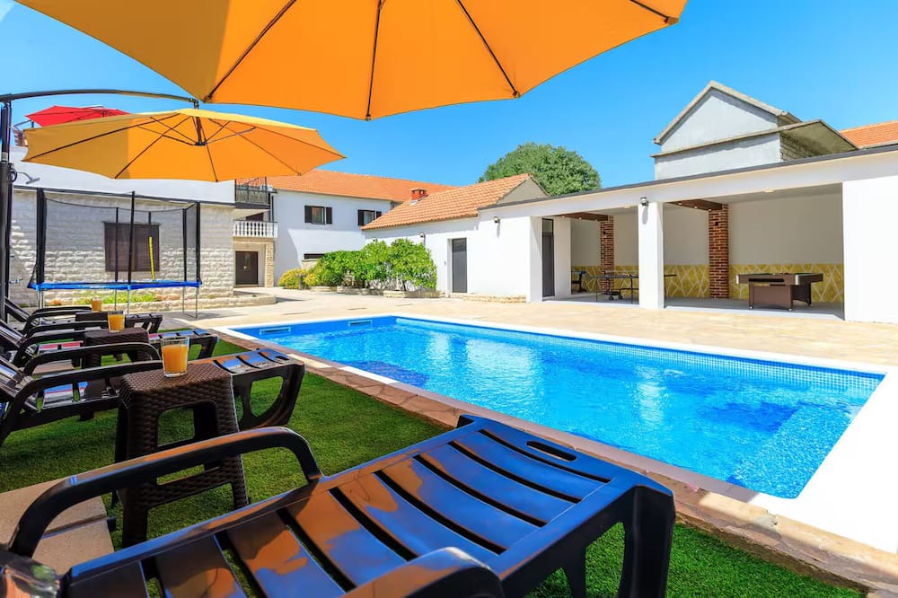 Novigrad Villa | Marin Estate – 2 Villas, Pool, Jacuzzi & Game Room