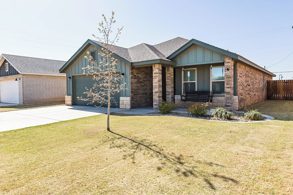 Lubbock House | Emerald Escape: 3 bed w/hot tub