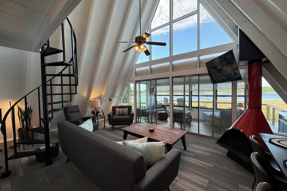 Carrabelle House | 2/2 A-Frame on Carrabelle River w/Private Dock, 3 mins to the Beach & Boat Ramps