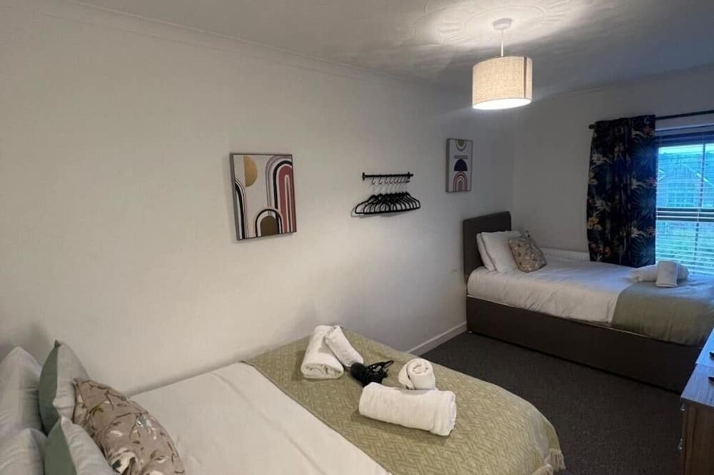 Clydach House | 4 Rooms, Private Parking