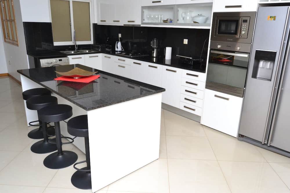 Praia Apartment | Spacious 3-bedroom apartment with WiFi, AC in gorgeous Praia