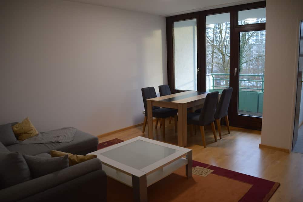 Neuhadern Apartment | Sunny quiet apartment with balcony - good transport connections - nice and quiet flat