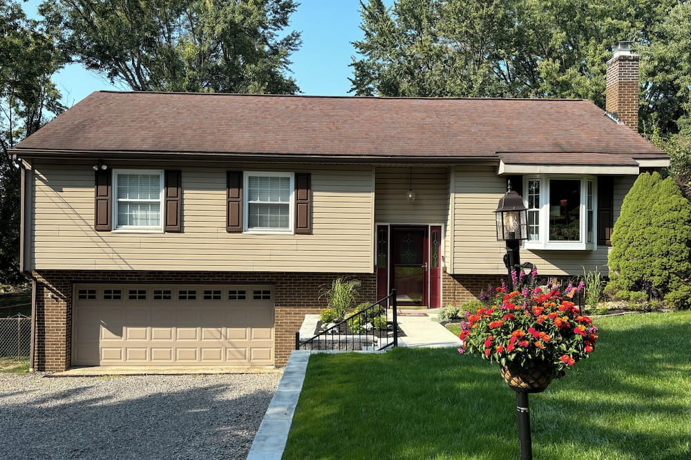 Plum House | US Open Home 0.4 miles from Oakmont Country Club Plum Pa