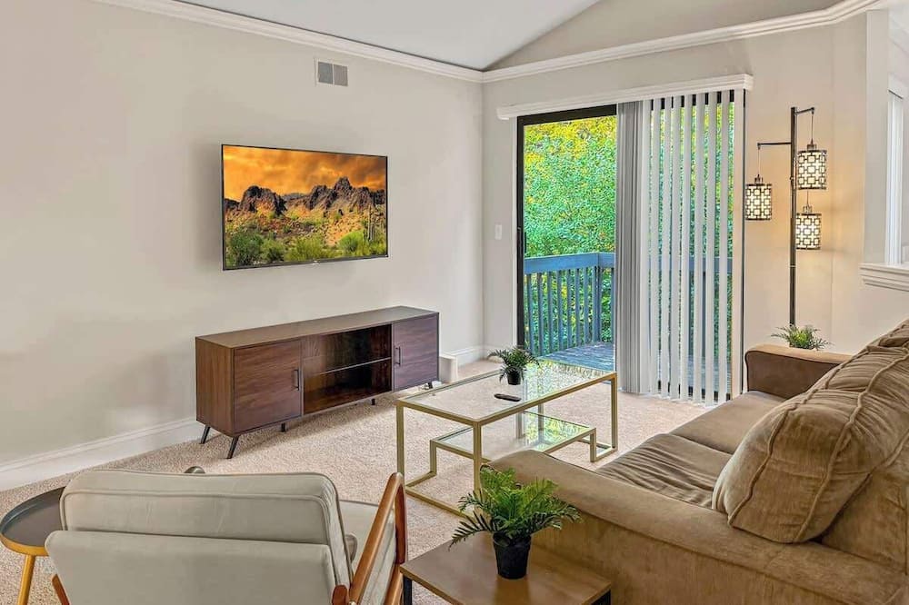 Novi Apartment | Luxury 2BD | DT Novi | 3 Beds | Free Parking