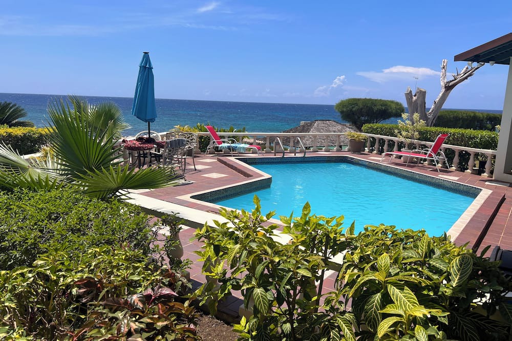 Discovery Bay Villa | Hillcrest Villa - Comfort of a Hotel/Privacy of a Home
