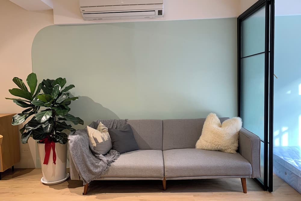 Daan Apartment | Chic Studio apartment with WiFi, AC near Jianguo Weekend Flower Market