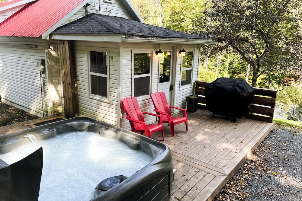 Goshen Cottage | Quiet Fundy Cabin Getaway - Hot Tub Retreat - Dog Friendly Escape - 25k to Fundy