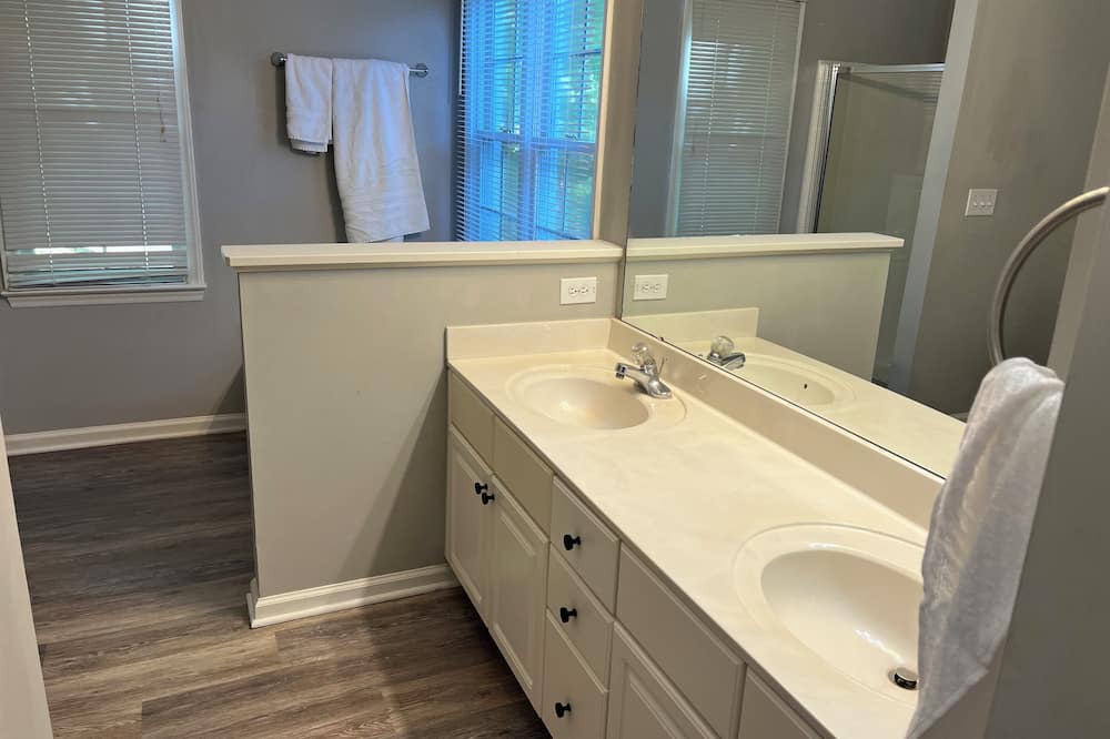 Cary House | Grand 3Bedroom Retreat in Cary
