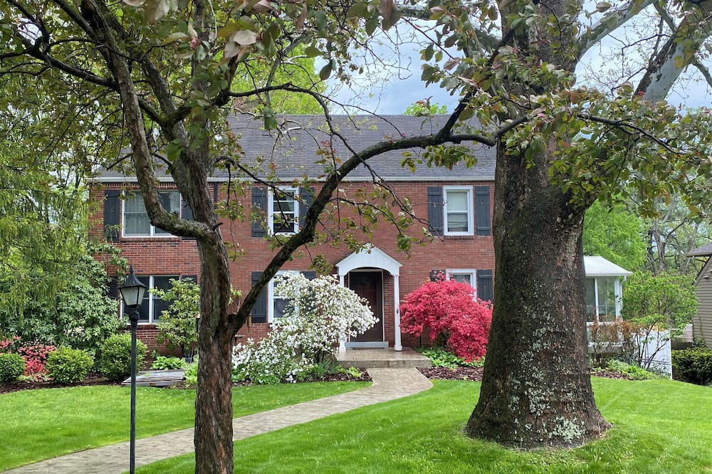 Dark Hollow Woods House | Spacious 5-bedroom house in Oakmont with WiFi, AC . 2 blocks from Oakmont C.C.