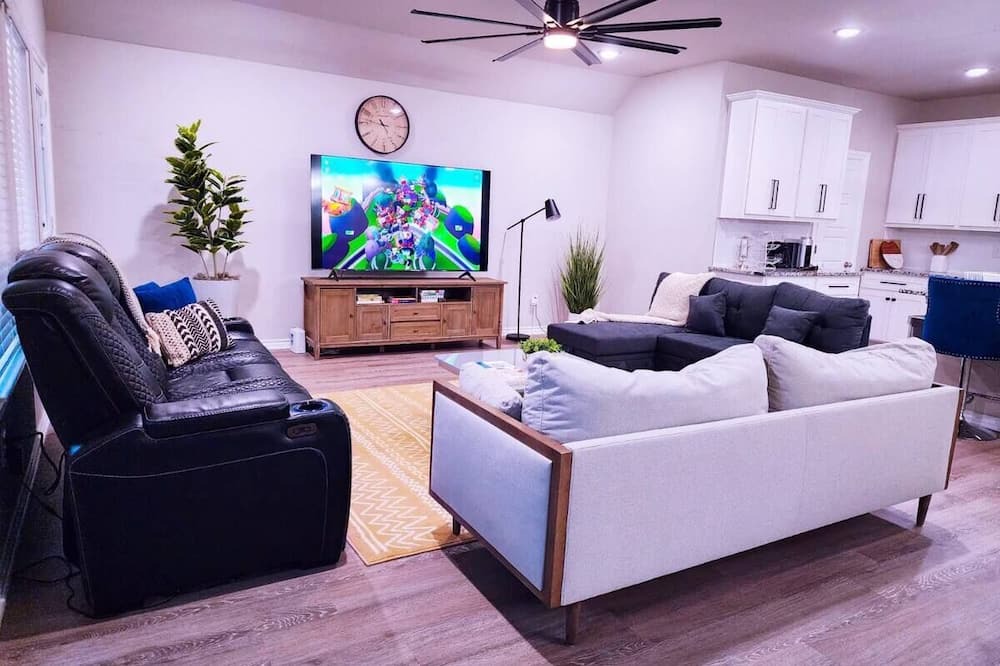 Oklahoma City House | 4-bedroom house in fantastic Oklahoma City with AC, fitness room, WiFi