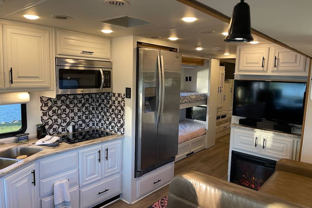 Lexington House | Luxurious 5BD 2BA Class A RV Thor Experience @ KHP