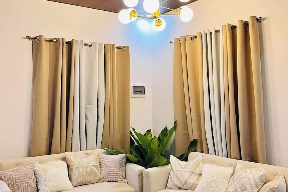 General Santos House | Mollys transient 2-bedroom house in wonderful General Santos City with WiFi, AC