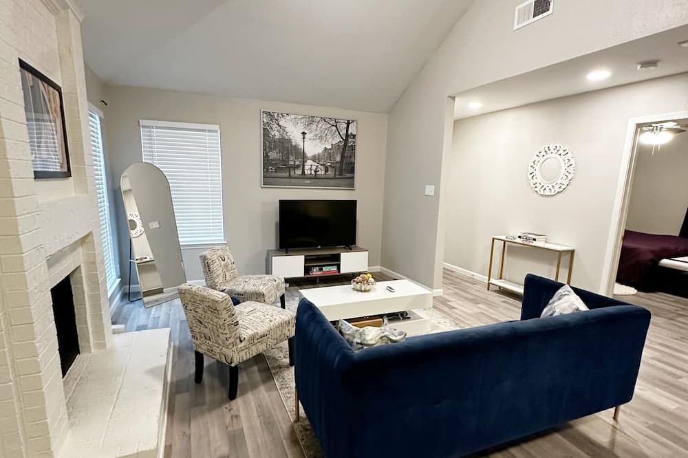 Fort Worth House | Ctrl+Alt +Relax - Cozy Work Stay house with WiFi, AC in Fort Worth