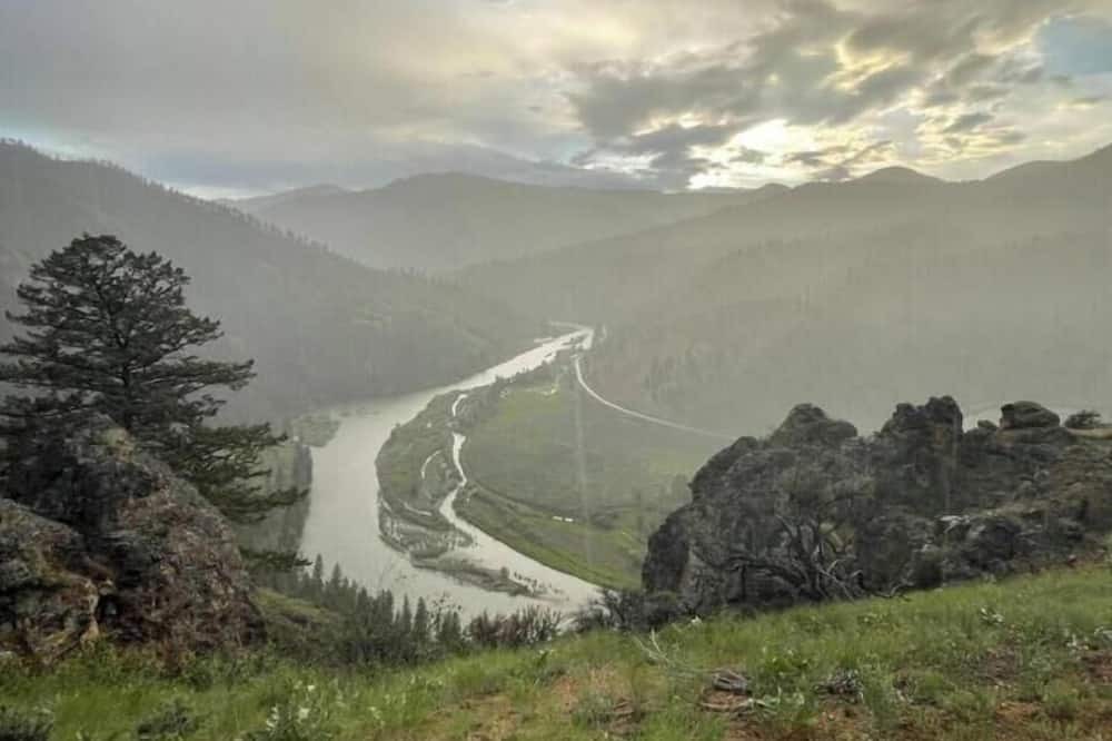 Shoup Apartment | Safari Tent on the Salmon River - Double Bed