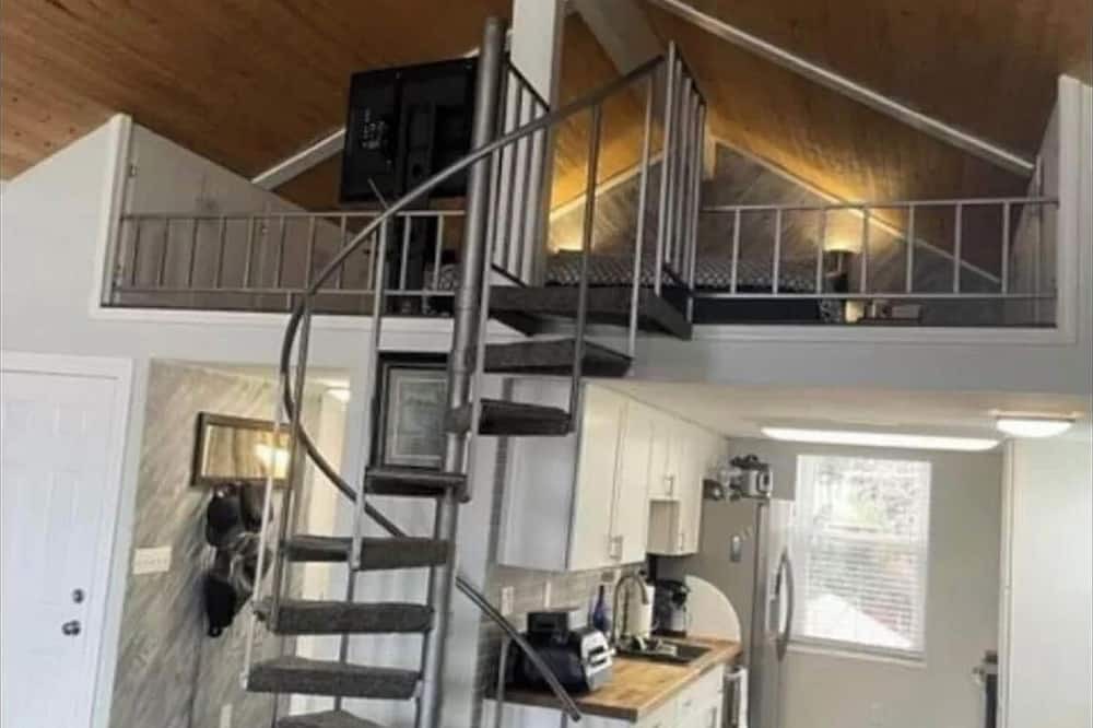 Quincy Apartment | Upscale Loft