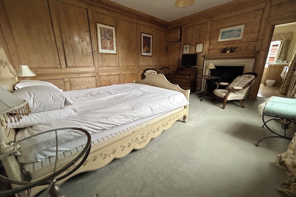 Abingdon Bed & Breakfast | Double ensuite wood panelled room in historic town centre house
