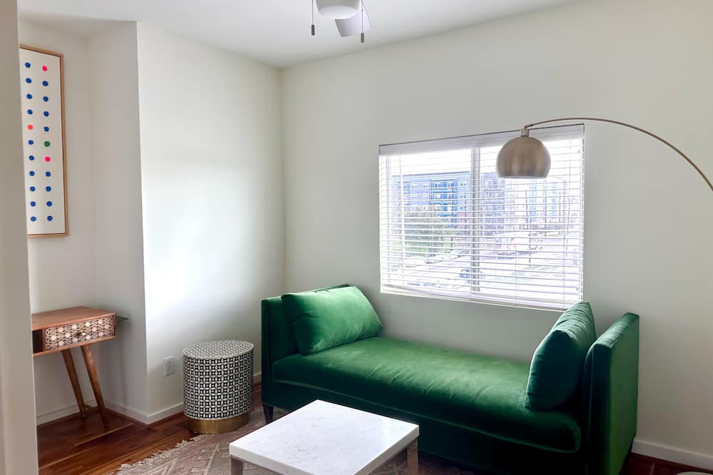 East Downtown Houston House | In the heart of Houston with skyline view rooftop!