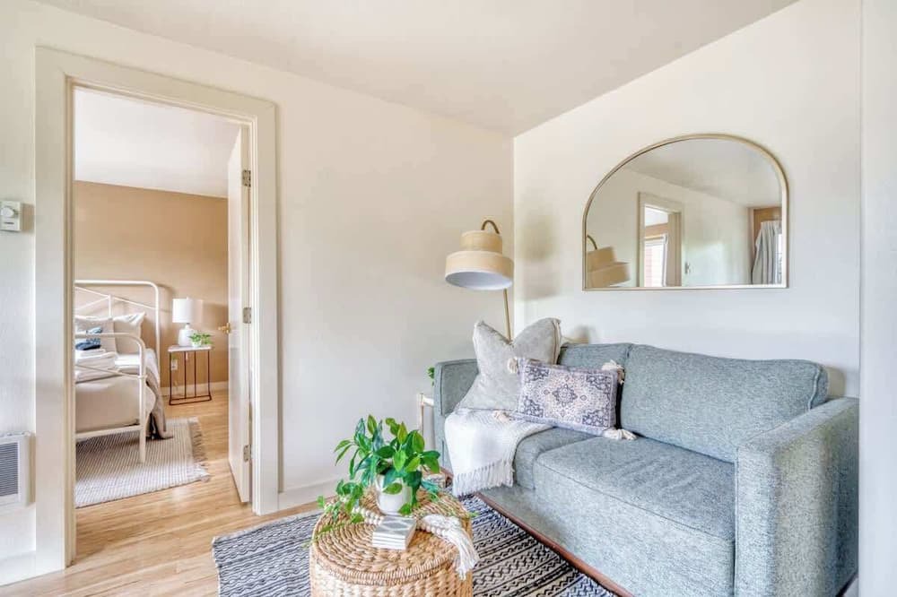 Corbett - Terwilliger - Lair Hill Apartment | Sunny Urban Oasis | Steps from OHSU & Downtown
