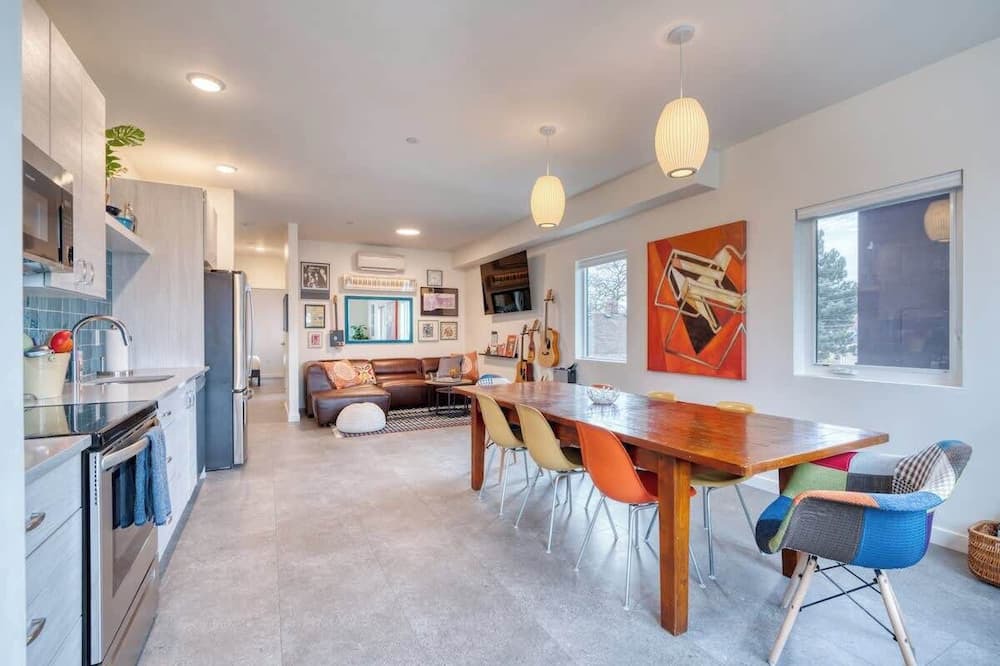 Hosford-Abernethy House | Vintage Cozy Penthouse at Crossroads ~94 WalkScore