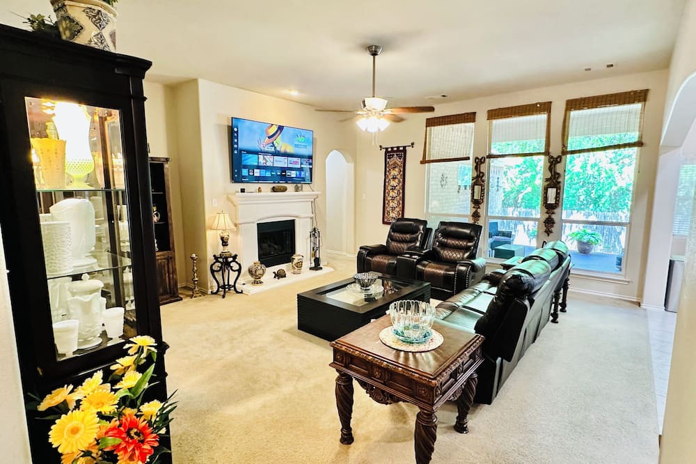 Mansfield House | Modern Comfort in the Heart of DFW - 3BR Home in Mansfield
