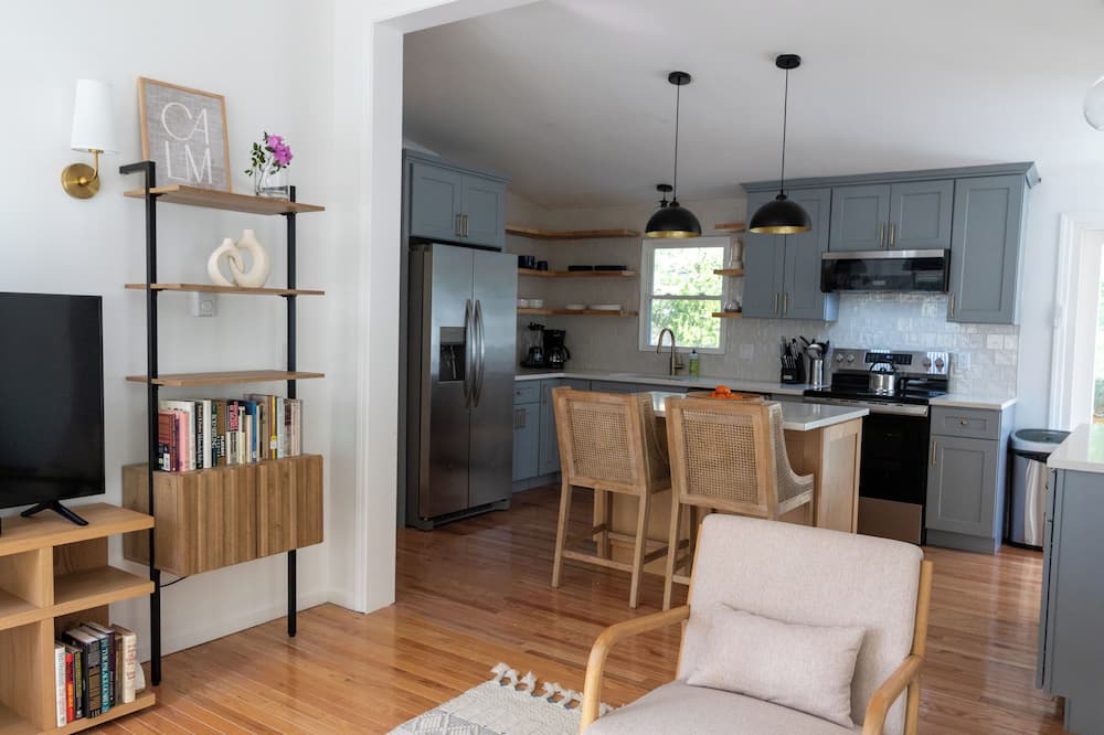 Lagoon Heights Cottage | Charming 3-bedroom cottage in Oak Bluffs with AC, WiFi