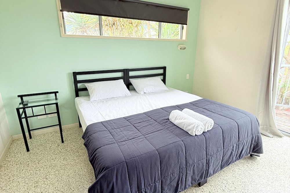 Emu Park Resort | Emu Park Beach Resort, Queen Room with balcony for 2 Guest