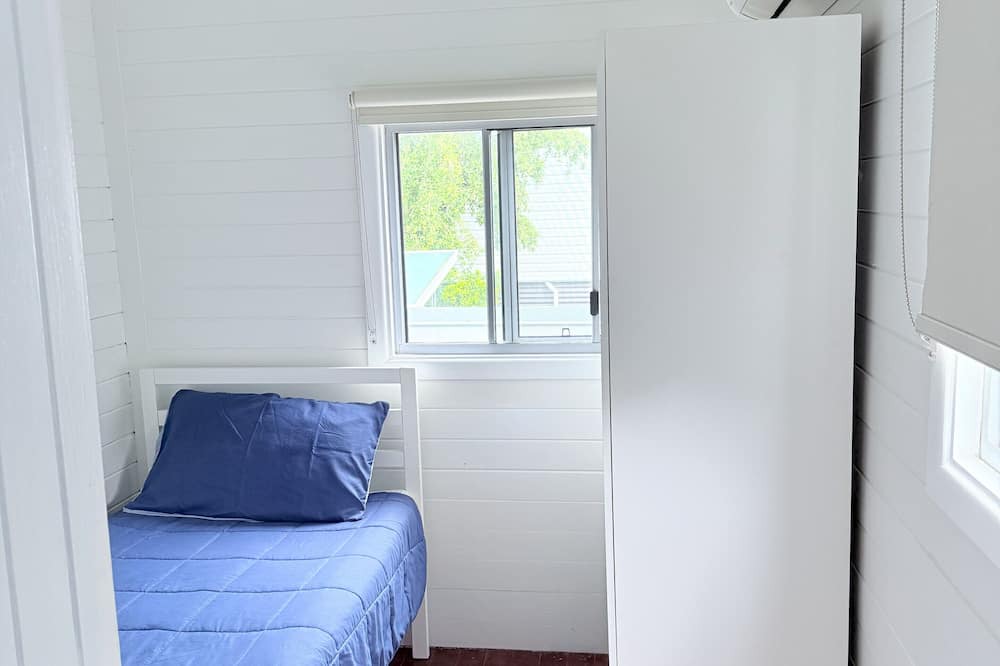 Emu Park Resort | Beach Dorm accommodation with shared toilet & shower