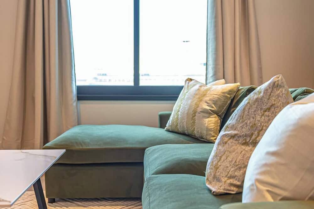 The Docks Apartment | 2 Bed Apt, Balcony, Smart TV in every room!