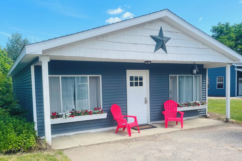 Elk Rapids Cottage | Charming 2-bedroom cottage with WiFi, AC in fabulous Elk Rapids