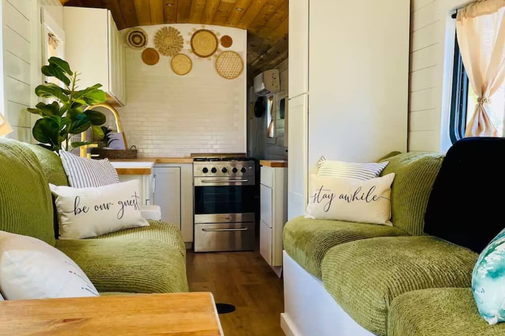 Titusville House | Tiny Home School Bus with 1 bedroom and WiFi, AC in charming Titusville
