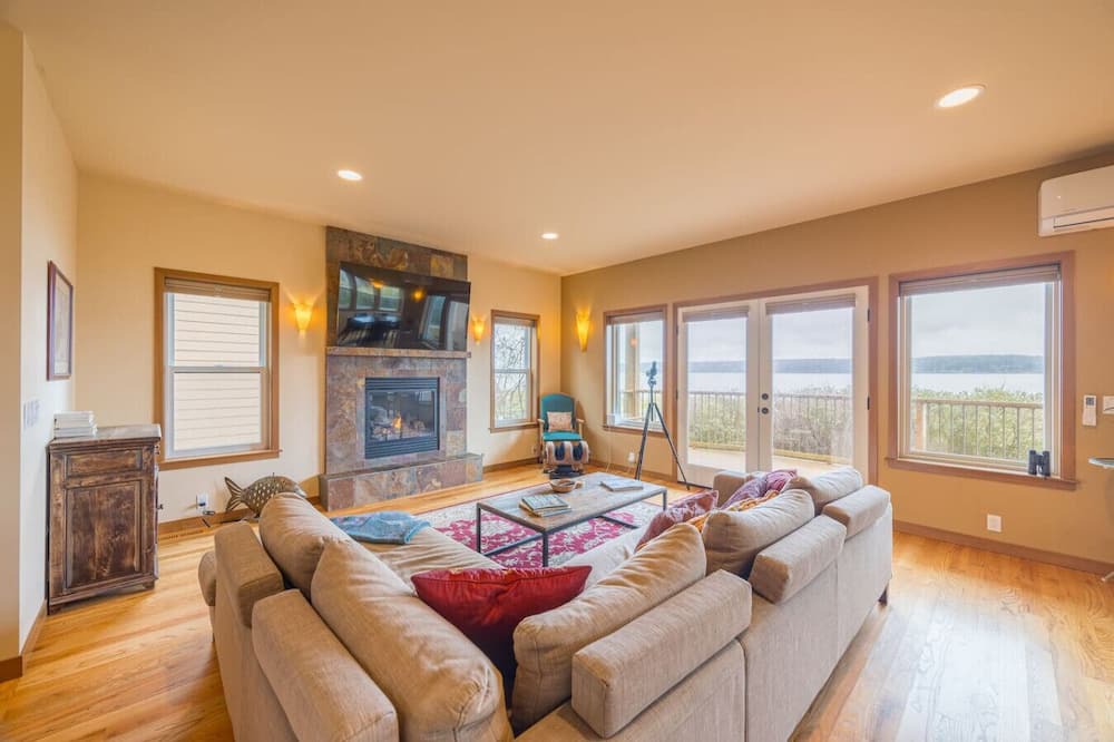 Rollingbay House | Waterfront Home w/Beach access!