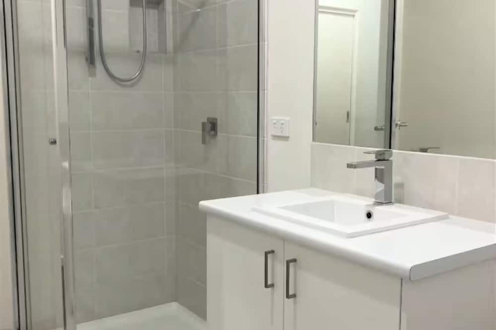 Pakenham House | 11 Serenity Home 4-bedroom house with WiFi and AC in delightful Pakenham