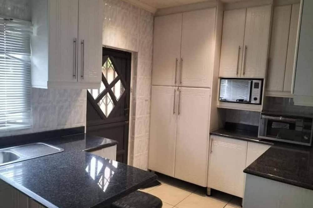Pietermaritzburg Cabin | Spacious lodge in beautiful Pietermaritzburg with AC, WiFi