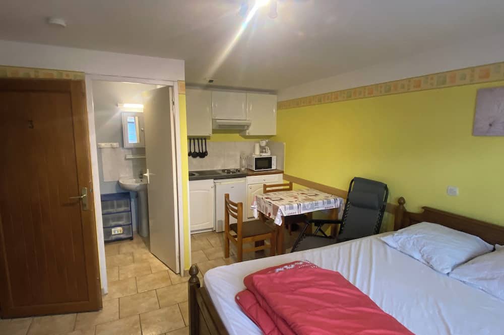 Saint-Amand-les-Eaux Apartment | Ground-floor studio 2.5 kilometers from town center