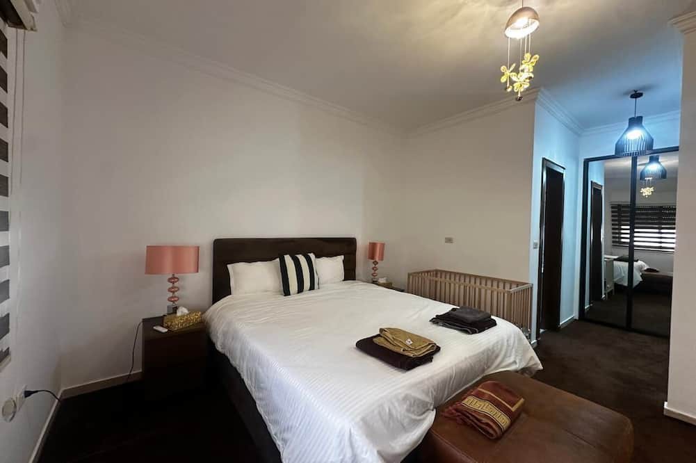 Suwailih Apartment | (8) 3-bedroom apartment near shopping and hospitals, free parking, WiFi, AC