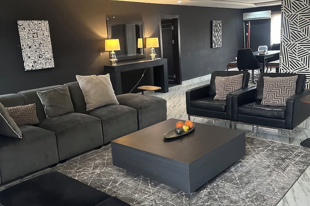 Ofin Apartment | Chic and Spacious: Modern 4-Bedroom Flat with a Sleek Black Twist
