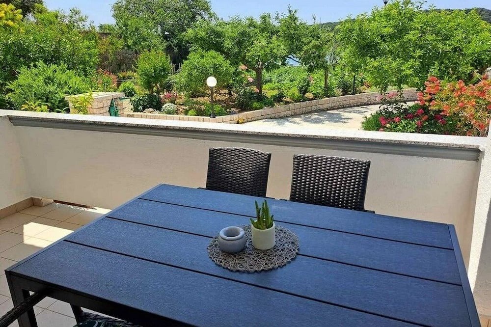 Rab Apartment | One bedroom apartment with terrace and sea view Palit, Rab (A-24303-d)