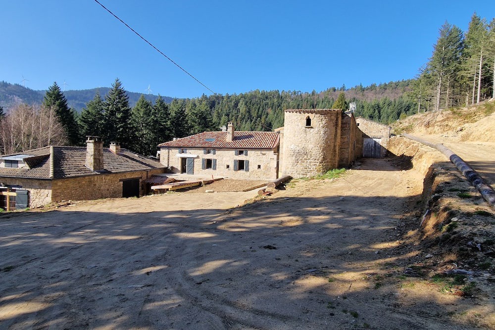 Saint-Symphorien-de-Mahun House | Domaine le Bouissou Du Mahun Gîtes for groups 15 to 40 people