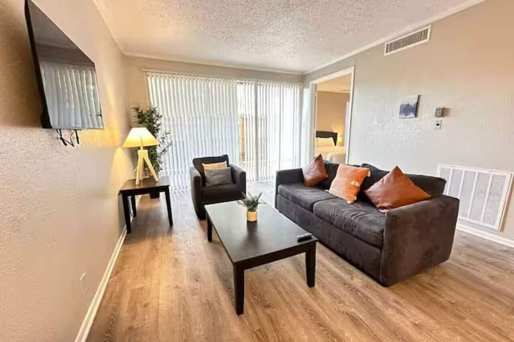 Nassau Bay Apartment | Enjoy Houston’s Bay Area in a Chic, Cozy Hideaway!