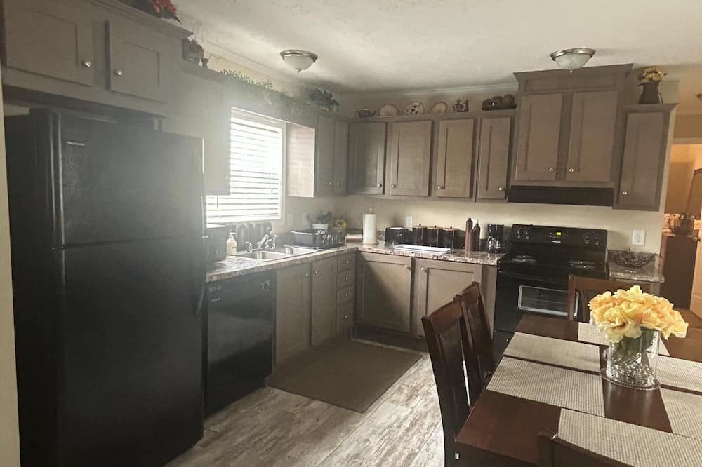 Florence House | 3-bedroom mobile home in peaceful Florence with AC, WiFi