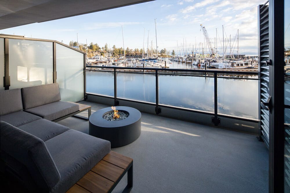 Regional District of Nanaimo Apartment | Suite 104 – One-Bedroom Oceanview King Suite