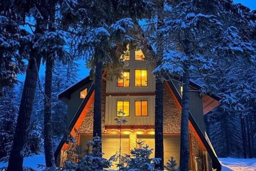 Easton Cabin | Enchanted River A-Frame. Secluded retreat with game room, hot tub, yard games!